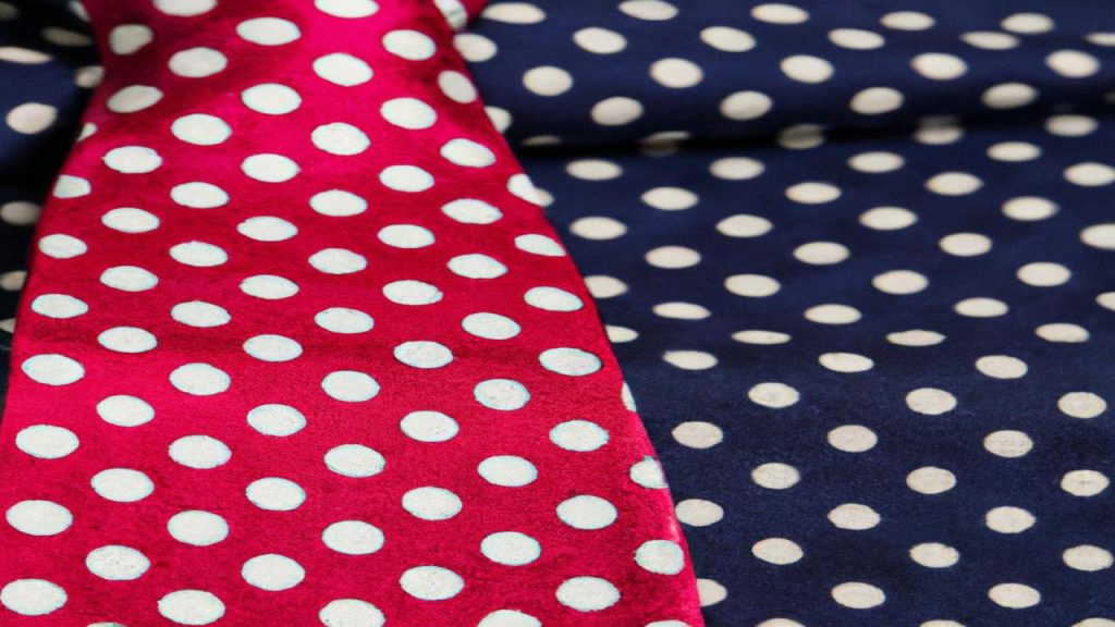 Jaki krawat do koszuli w kropki